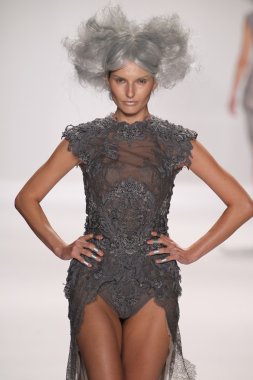 model bir furne giyen pist yürür