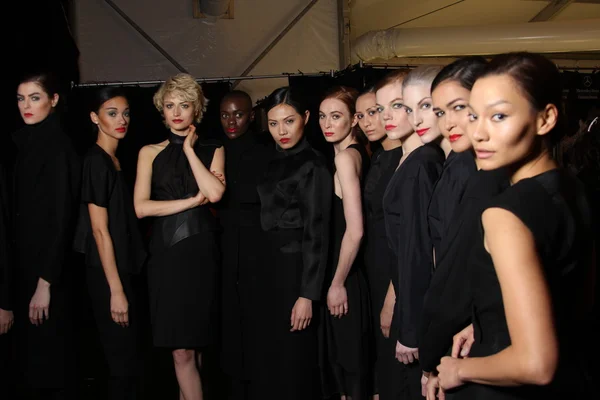Modellen poses backstage op flt moda kunst harten — Stockfoto