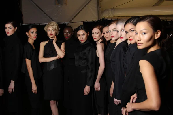 Models poses backstage at FLT Moda Art Hearts — Stock Photo, Image