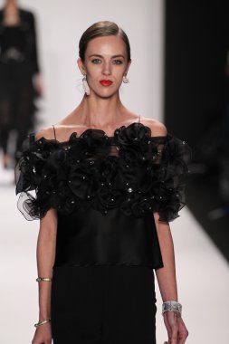 gianni tolentino giyen pist model yürür