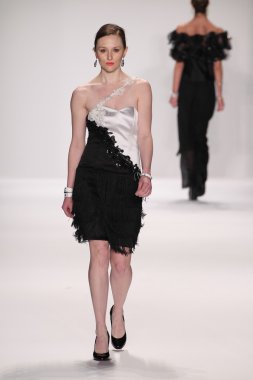 gianni tolentino giyen pist model yürür