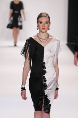 gianni tolentino giyen pist model yürür