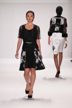 gianni tolentino giyen pist model yürür