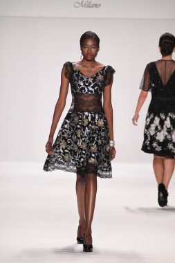 gianni tolentino giyen pist model yürür