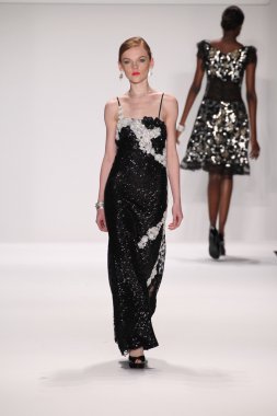 gianni tolentino giyen pist model yürür