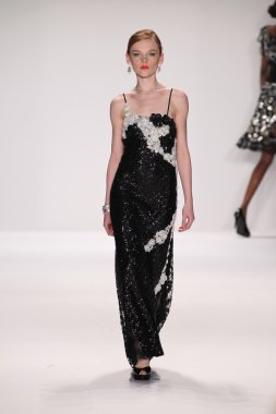 gianni tolentino giyen pist model yürür