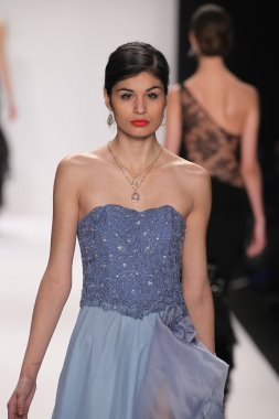 gianni tolentino giyen pist model yürür