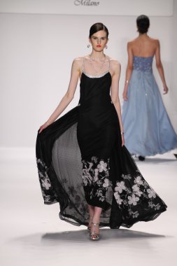 gianni tolentino giyen pist model yürür