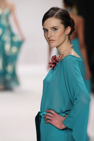 Model walks runway wearing Giada Curti — Stok fotoğraf