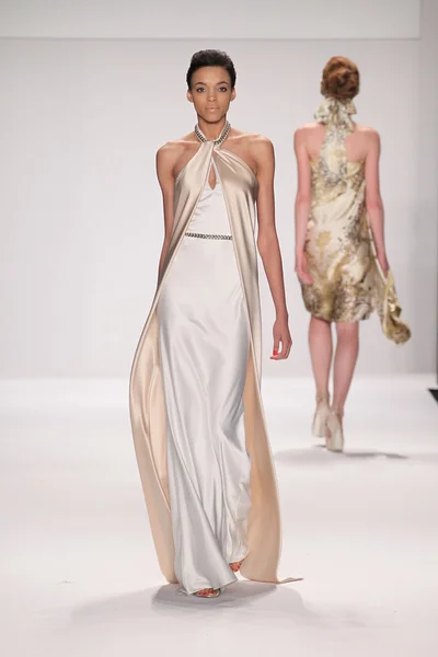 Model walks runway wearing Giada Curti — Stock Fotó