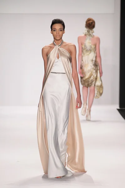Model walks runway wearing Giada Curti — Stock Photo, Image