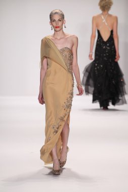 gianni tolentino giyen pist model yürür