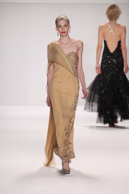 gianni tolentino giyen pist model yürür