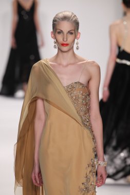 gianni tolentino giyen pist model yürür