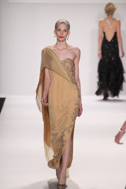 gianni tolentino giyen pist model yürür