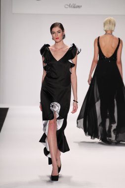 gianni tolentino giyen pist model yürür