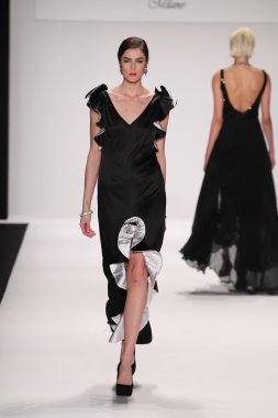 gianni tolentino giyen pist model yürür