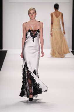 gianni tolentino giyen pist model yürür