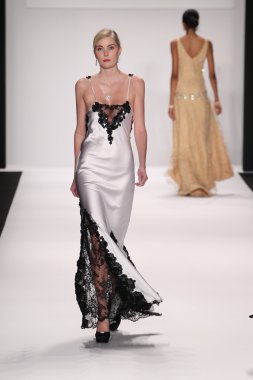 gianni tolentino giyen pist model yürür