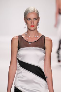 gianni tolentino giyen pist model yürür