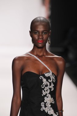 gianni tolentino giyen pist model yürür