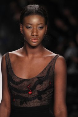 jamal taslaq giyen pist model yürür