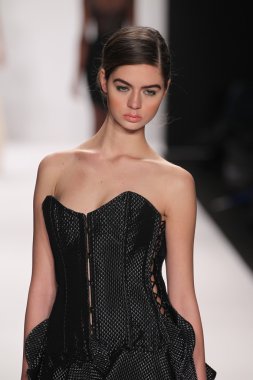 jamal taslaq giyen pist model yürür