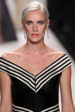 jamal taslaq giyen pist model yürür