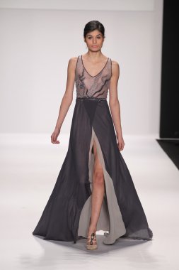 jamal taslaq giyen pist model yürür