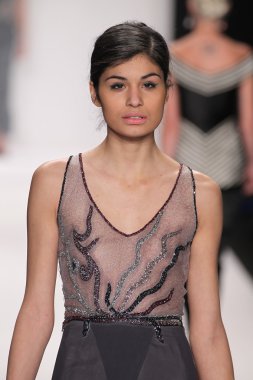 jamal taslaq giyen pist model yürür