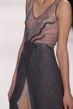 jamal taslaq giyen pist model yürür