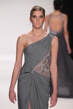 jamal taslaq giyen pist model yürür