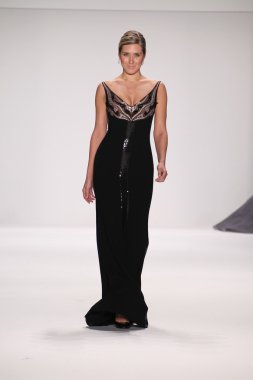 jamal taslaq giyen pist model yürür