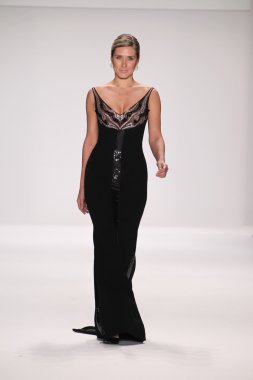 jamal taslaq giyen pist model yürür