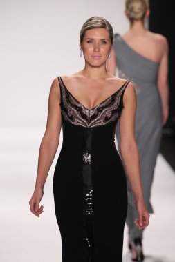 jamal taslaq giyen pist model yürür