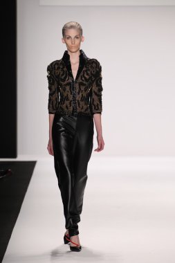 jamal taslaq giyen pist model yürür