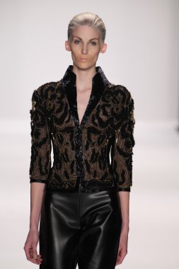 jamal taslaq giyen pist model yürür