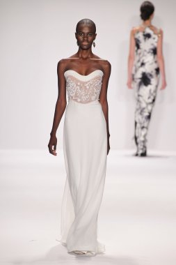 jamal taslaq giyen pist model yürür