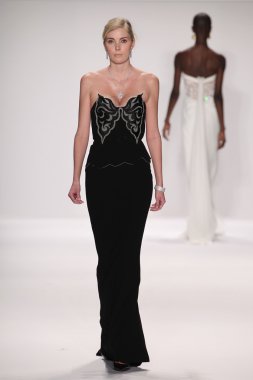 jamal taslaq giyen pist model yürür