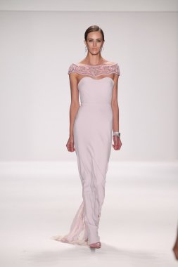 jamal taslaq giyen pist model yürür