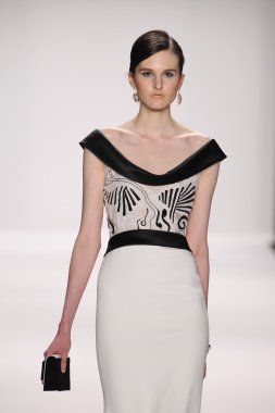 jamal taslaq giyen pist model yürür