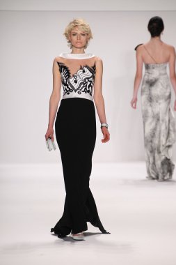 jamal taslaq giyen pist model yürür