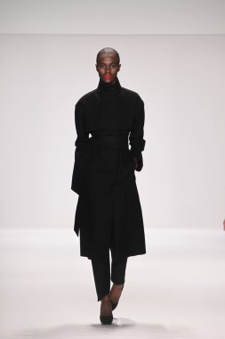 model kokler Tasarımcı giyim pist yürür