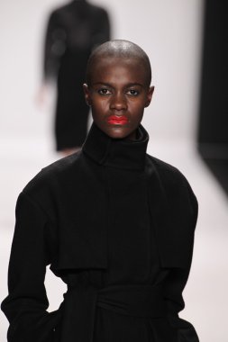 model kokler Tasarımcı giyim pist yürür