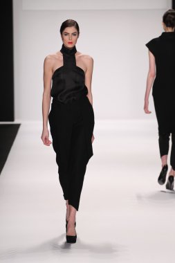 model kokler Tasarımcı giyim pist yürür