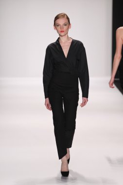 model kokler Tasarımcı giyim pist yürür