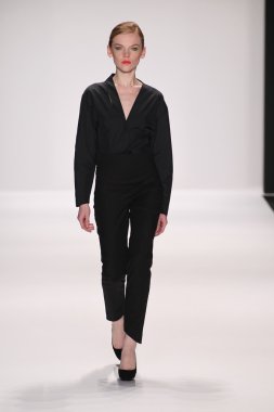 model kokler Tasarımcı giyim pist yürür