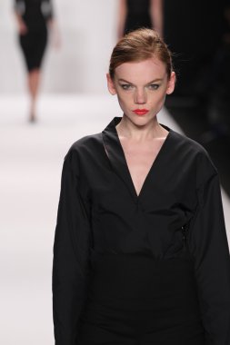 model kokler Tasarımcı giyim pist yürür