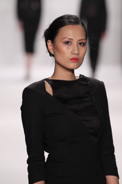 model kokler Tasarımcı giyim pist yürür