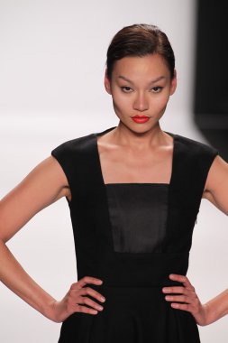 model kokler Tasarımcı giyim pist yürür